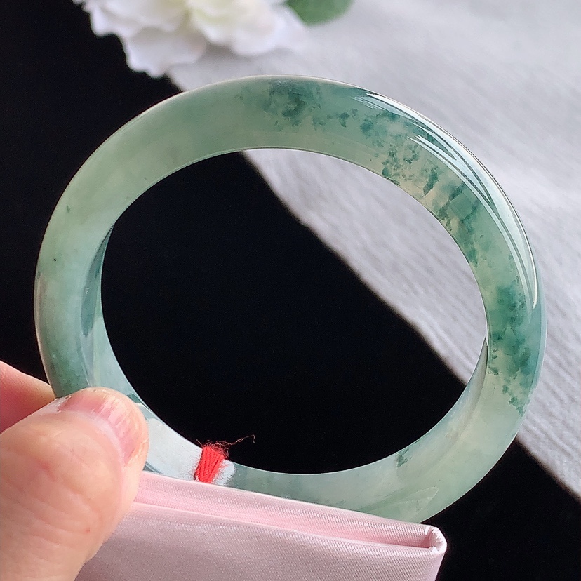 天然A货翡翠飘花正装正圈手镯56-57圈口  
尺寸56.5-13-8mm 0315