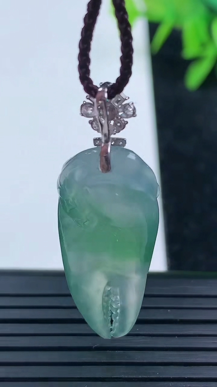 天然A货翡翠蟹钳吊坠尺寸31.6-13-6.2重量:4.14g
3月16日