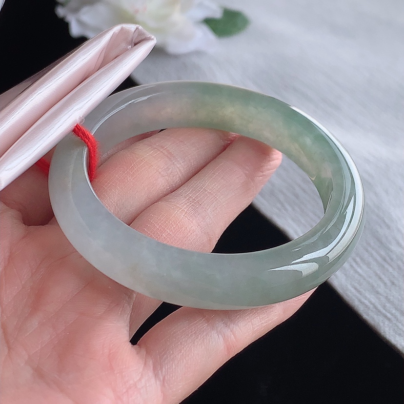 天然A货翡翠晴水正装正圈手镯53-54圈口 
尺寸53.8-11.4-8.2mm 0315