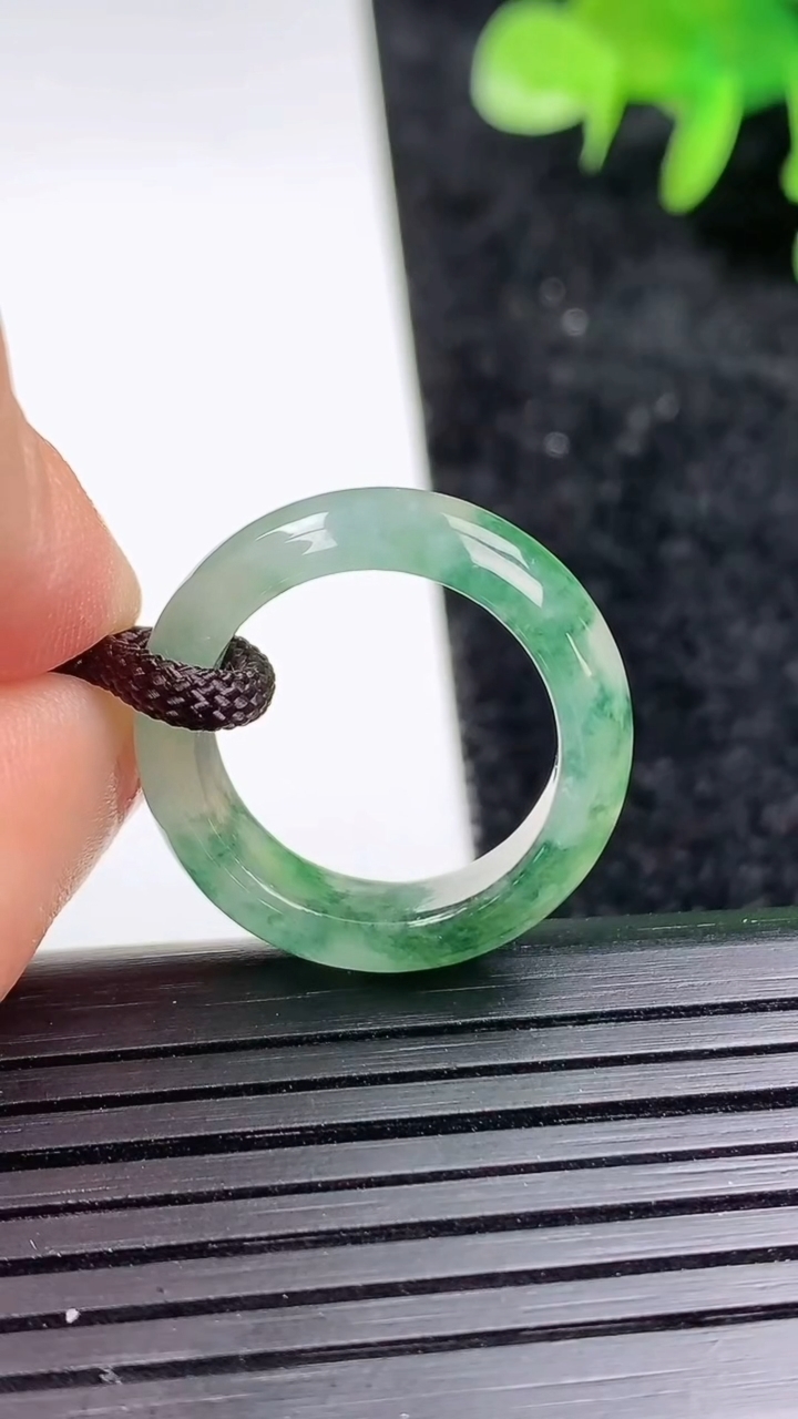 天然A货翡翠飘花素面玉指环 戒指，尺寸16.2-6-3.3，重量:3.18g2026年3月16日
工厂直销收藏佳品,种好水足，色泽均匀，有种有色，上手高大气！
​