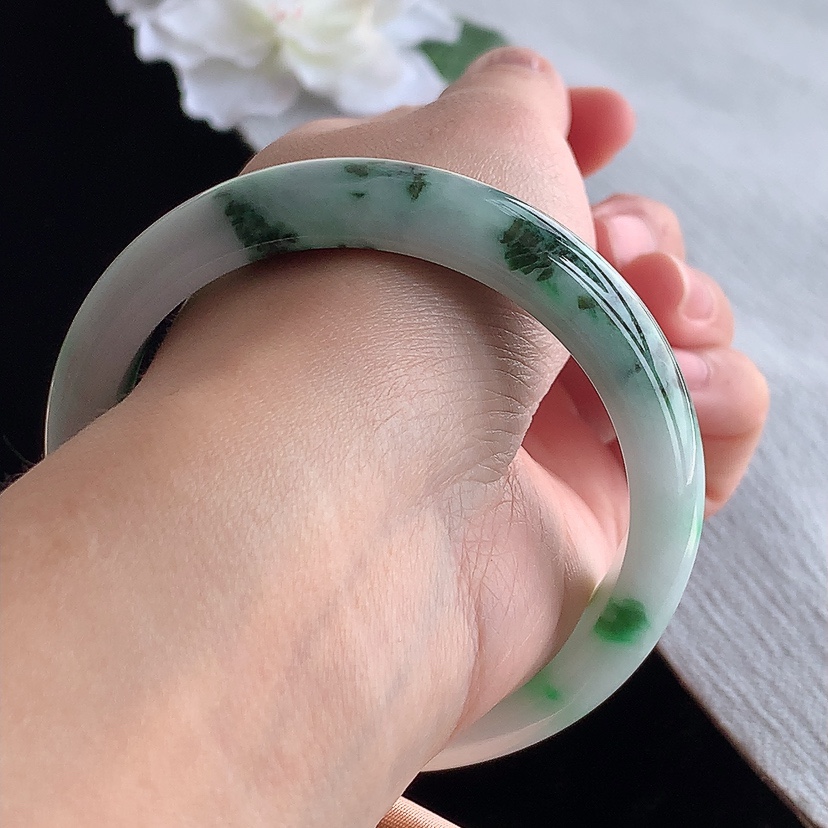 天然A货翡翠飘绿正装正圈手镯55-56圈口  
尺寸55.5-12.8-7.6mm 0315