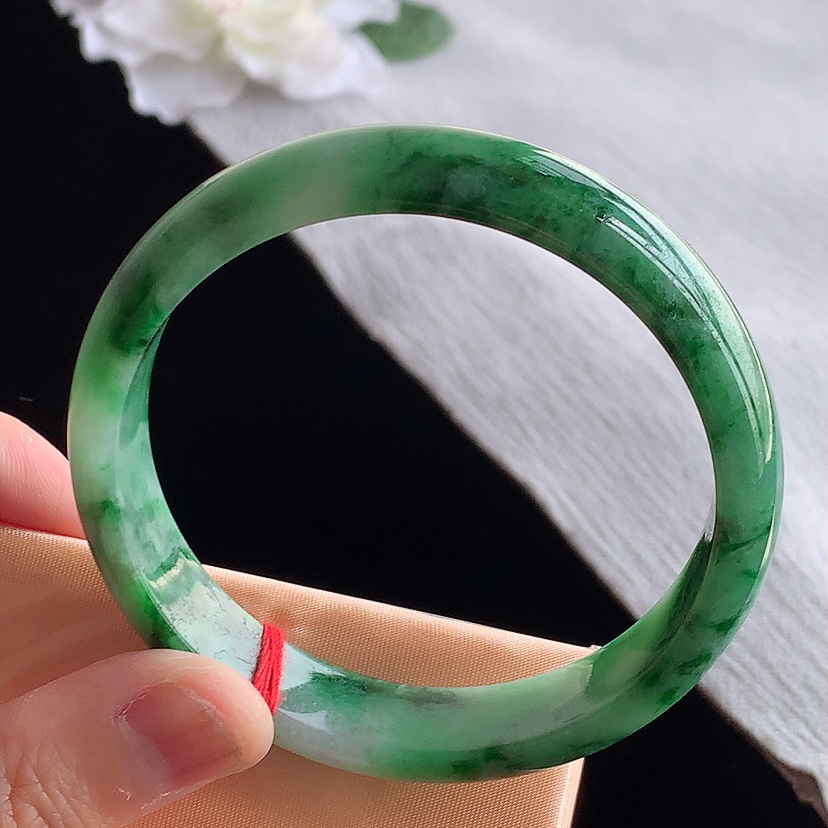 天然A货翡翠飘绿正装正圈手镯57-58圈口  
尺寸57.3-12.8-6.3mm 0315