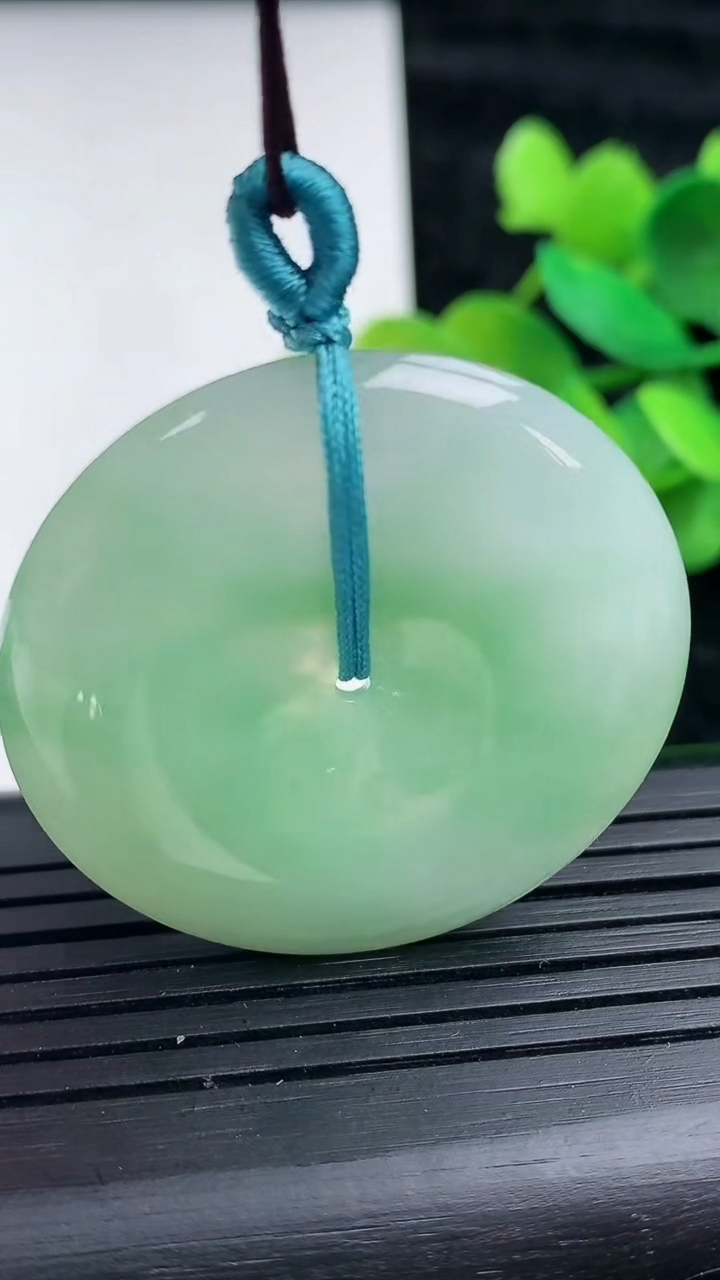 天然A货翡翠平安扣吊坠，尺寸35.6-6，重量:16.69g
3月16日