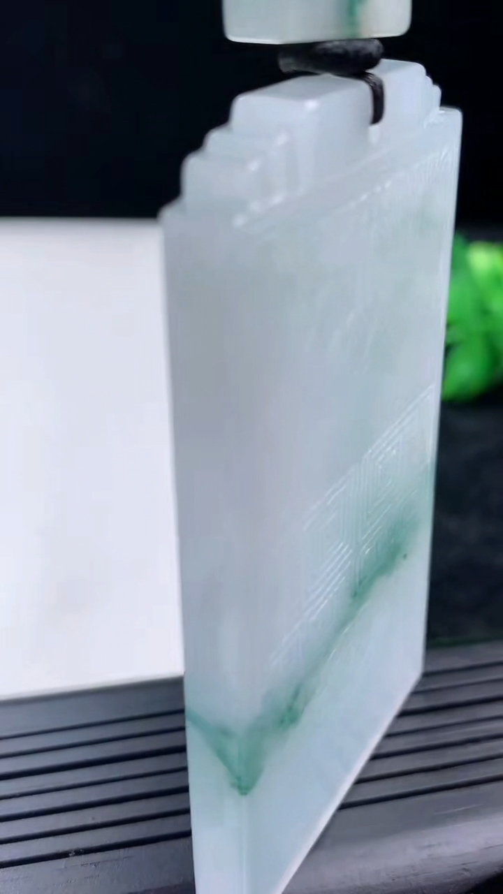 天然A货翡翠飘花仿古无事牌吊坠尺寸64.3-38.6-4.8重量:48.33g
3月16日