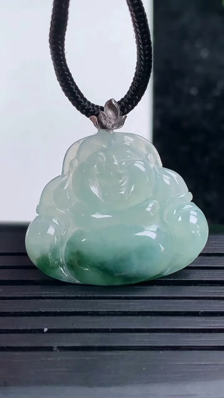 天然A货翡翠种飘花佛公吊坠，尺寸20-26-3.2，重量:3.18g
3月16日