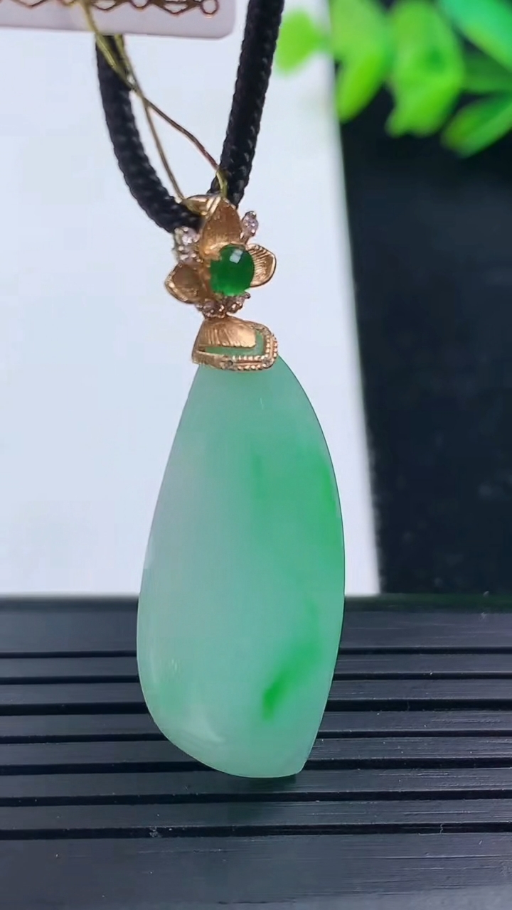 天然A货翡翠随形吊坠尺寸32.4-15.1-4.9重量:5.57g
3月16日