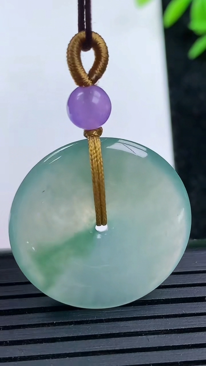 天然A货翡翠冰种飘花平安扣吊坠，尺寸27-4.5，重量:7.83g
3月16日