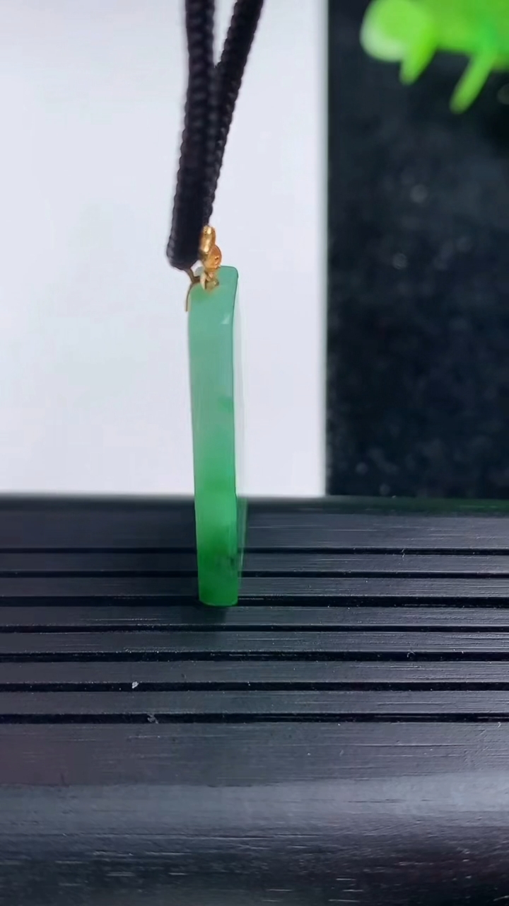 天然A货翡翠无事牌吊坠，尺寸25.5-14-3.2，重量:3.06g
3月16日