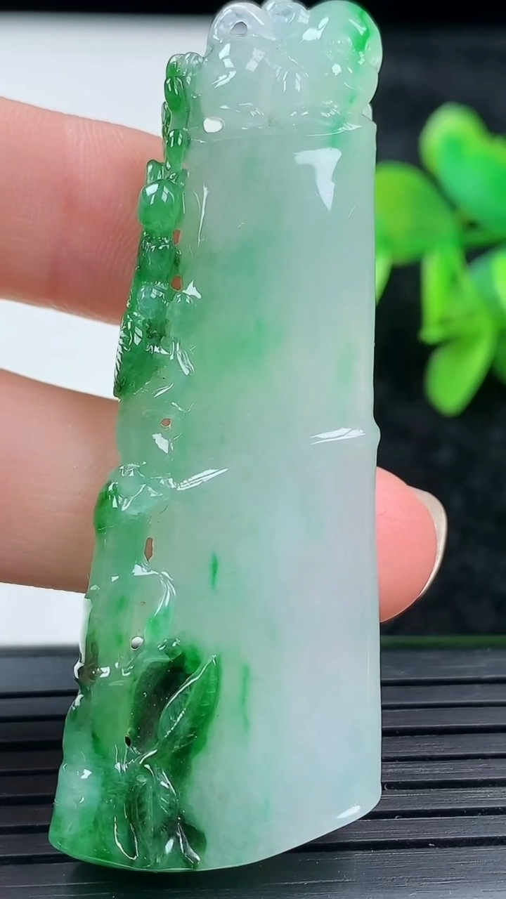 天然A货翡翠节节高升 竹节吊坠尺寸60.7-20.5-5.8重量:18.40g
3月16日