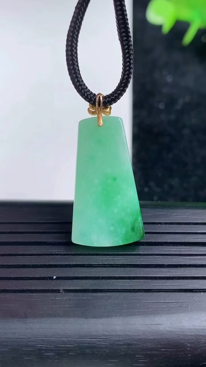 天然A货翡翠无事牌吊坠，尺寸25.5-14-3.2，重量:3.06g
3月16日