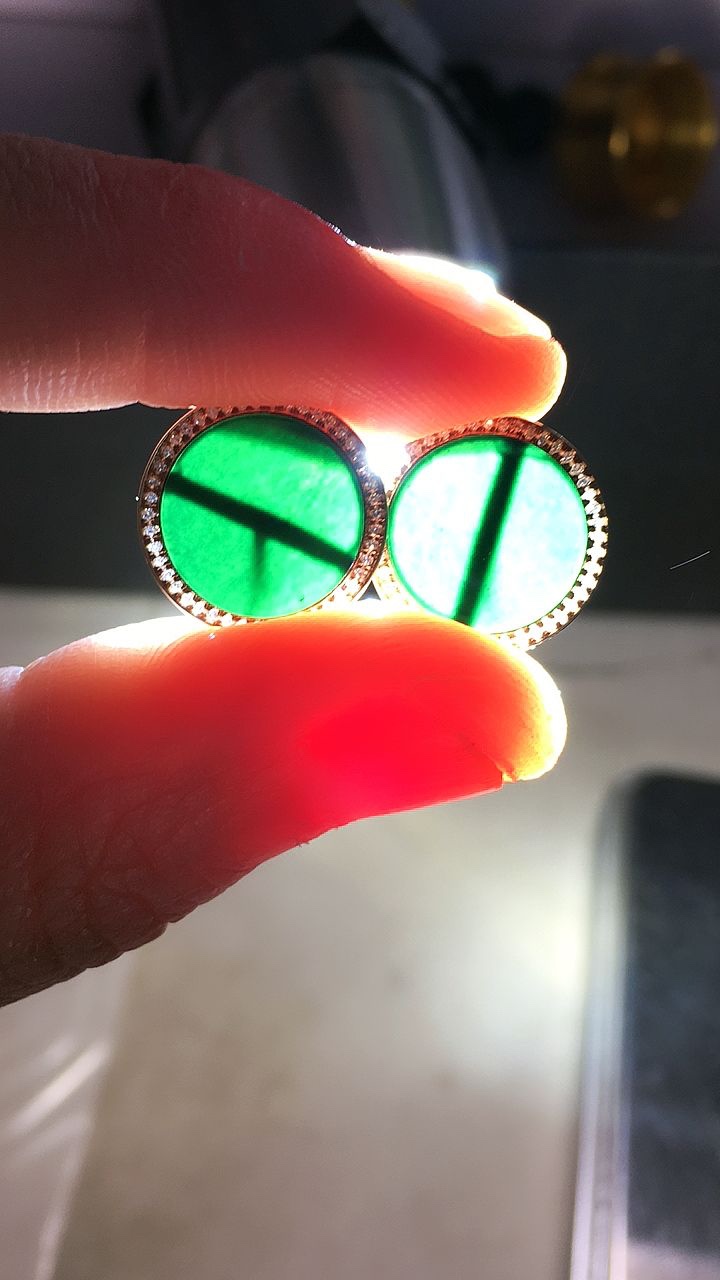 天然A货翡翠18K金伴钻镶嵌墨翠无事牌耳钉 打灯全透 
尺寸10.3-2mm 重量2.36g 0315