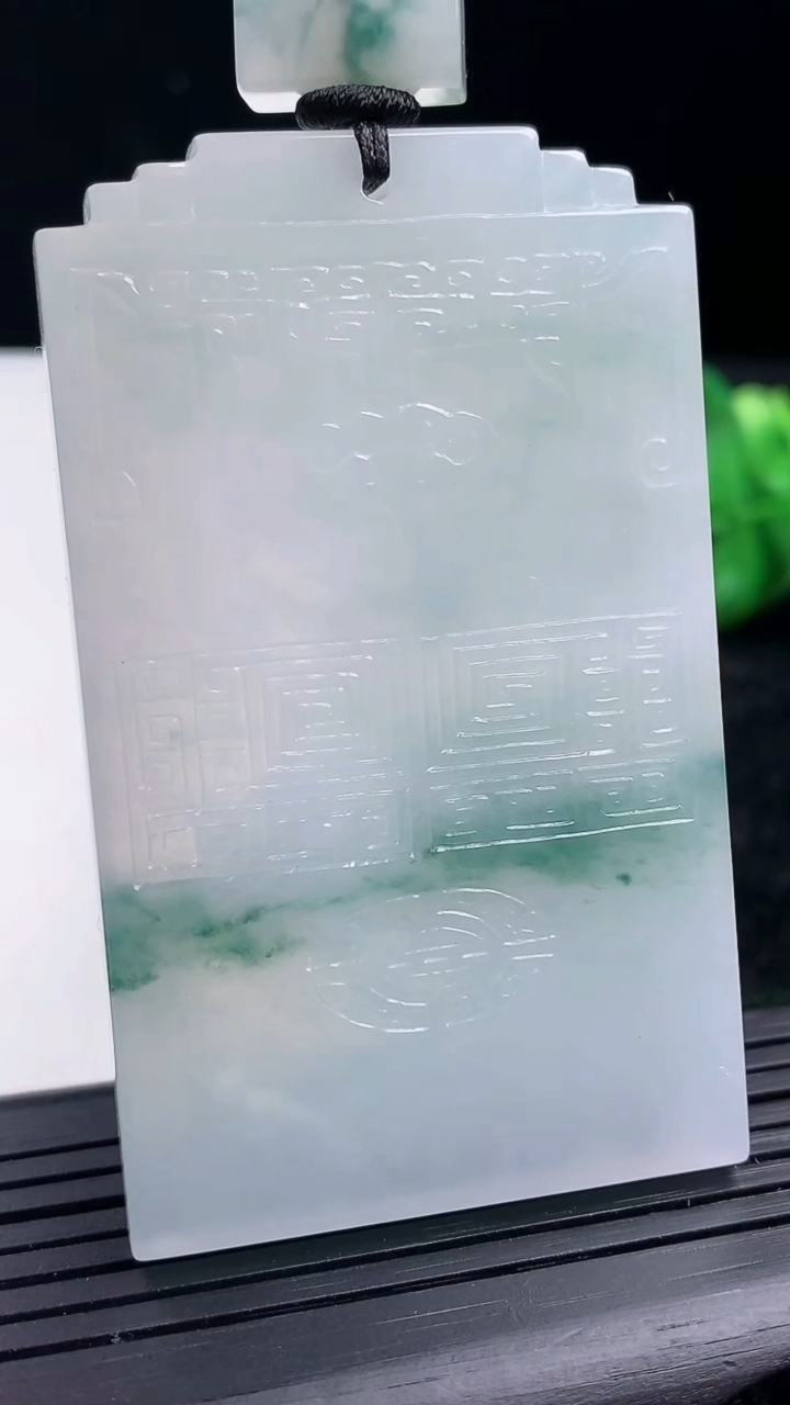 天然A货翡翠飘花仿古无事牌吊坠尺寸64.3-38.6-4.8重量:48.33g
3月16日