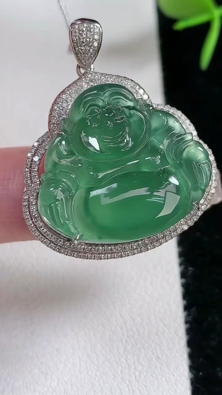 天然A货翡翠佛公吊坠，尺寸33.5-28-8.6，裸石21-23.5，重量:10.64g
3月16日
