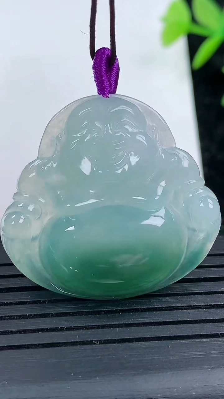 天然A货翡翠飘花佛公吊坠，尺寸31-34-5.5，重量:8.67g
3月16日