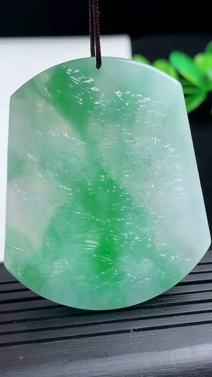 天然A货翡翠山水牌吊坠尺寸50.7-42.1-6.7重量:36.12g
3月16日