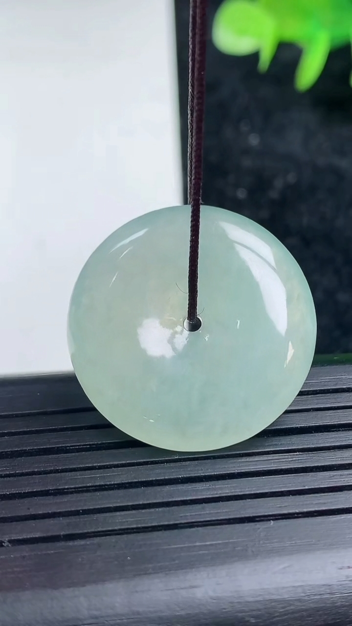 天然A货翡翠平安扣吊坠，尺寸25-6，重量:8.36g
3月16日