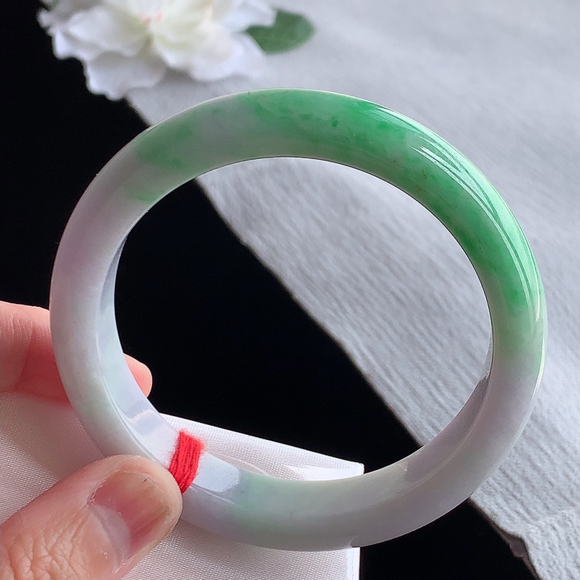 天然A货翡翠春带彩紫罗兰飘绿正装正圈手镯57-58圈口  
尺寸57-12.3-7.8mm 0315