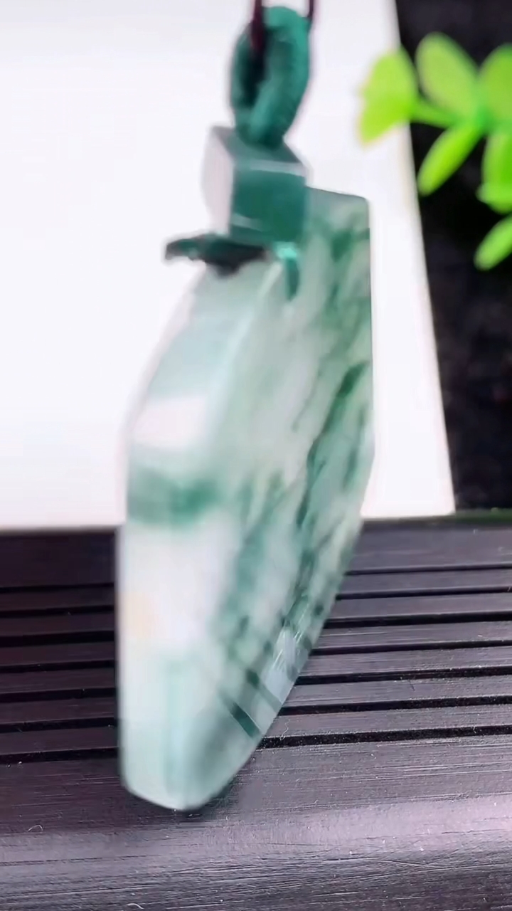 天然A货翡翠飘花仿古无事牌吊坠，尺寸40-33.6-4，重量:15.43g
3月16日