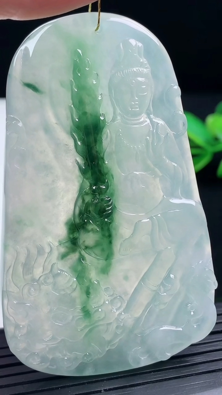 天然A货翡翠文殊菩萨吊坠尺寸70.3-42.3-4.6重量:36.60g
3月16日