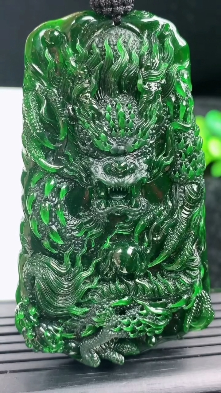 天然A货翡翠龙牌吊坠尺寸75.3-44-10.1重量:62.90g
3月16日