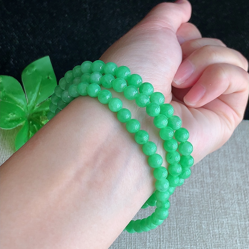 天然A货翡翠满绿圆珠项链毛衣链101颗 
尺寸5.5mm 重量35.75g 0314