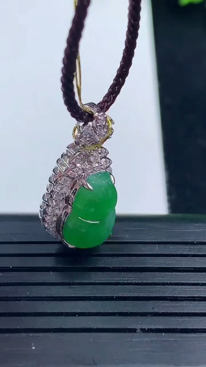 天然A货翡翠葫芦吊坠尺寸22.2-10.7-10.2裸石12.2-8.1重量:3.19g
3月16日