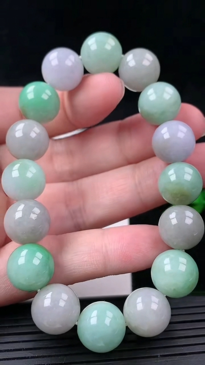 天然A货翡翠三彩圆珠手串，尺寸13，重量:59.11g3月16日
工厂直销收藏佳品,种好水足，色泽均匀，有种有色，上手高大气！