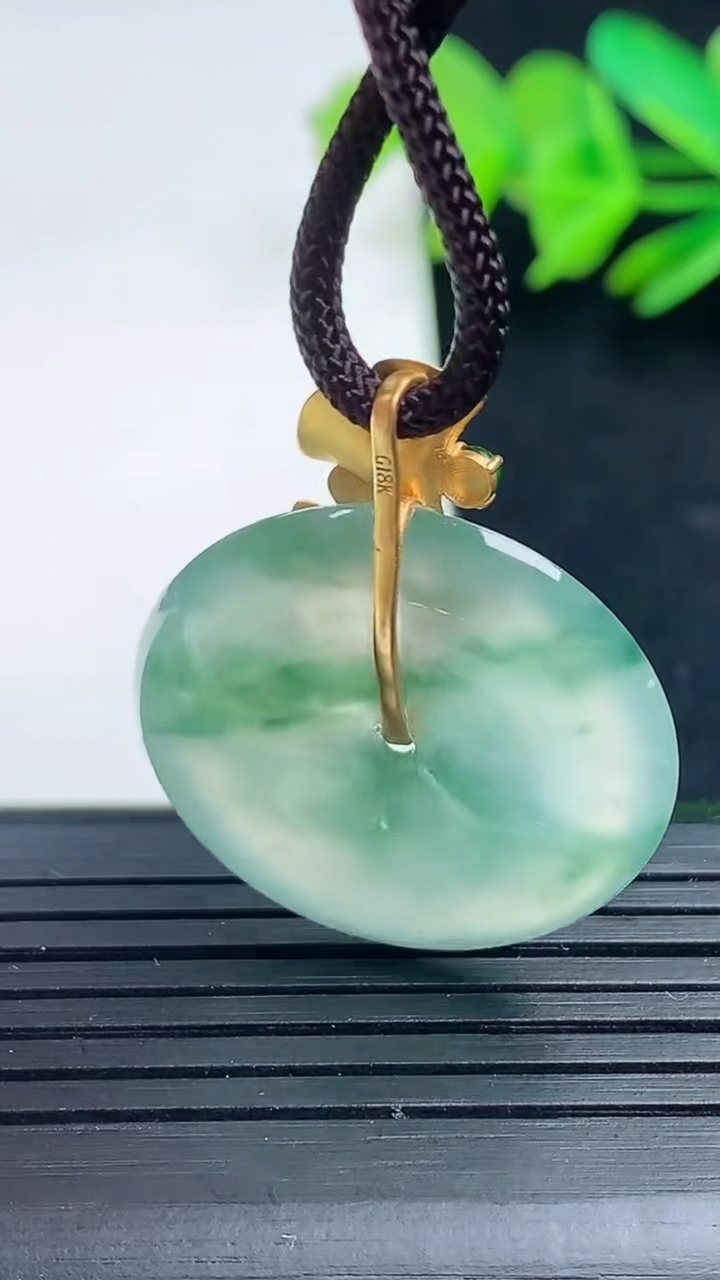 天然A货翡翠种飘花平安扣吊坠尺寸26-4.6重量:6.76g
3月16日