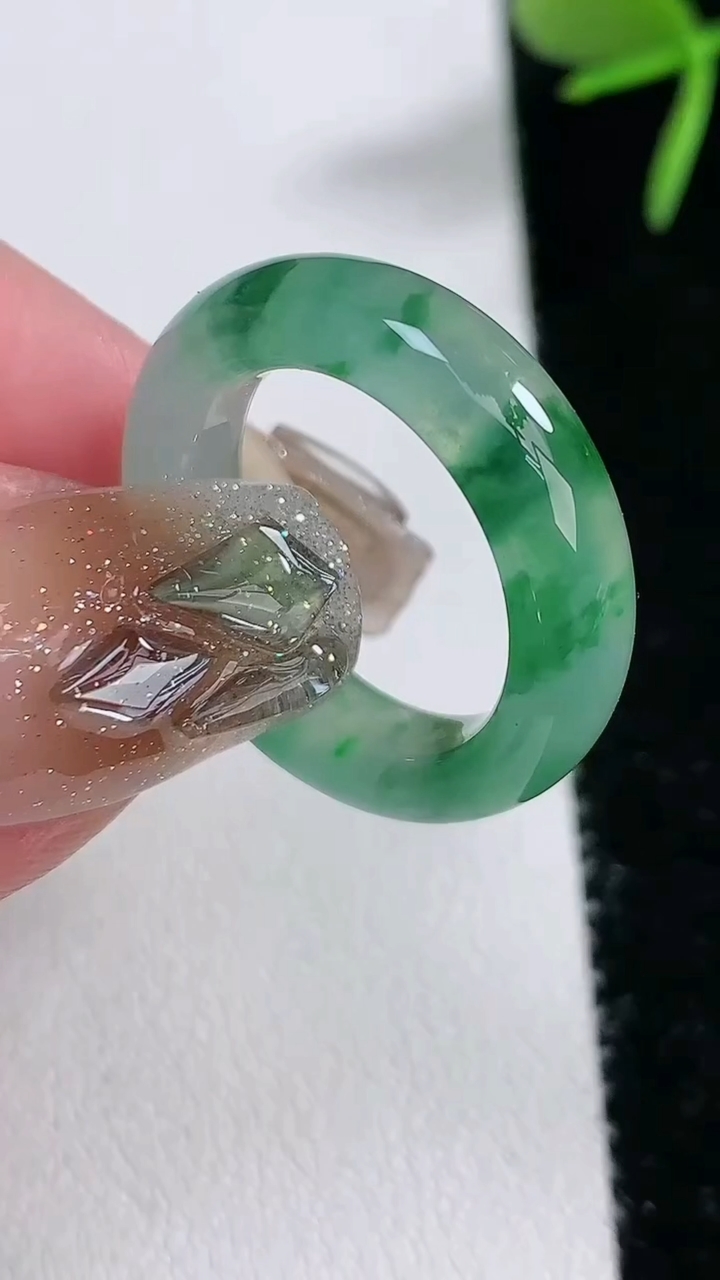 天然A货翡翠冰种飘花玉指环戒指，尺寸16.8-5.6-4，重量:4.14g2026年3月16日
工厂