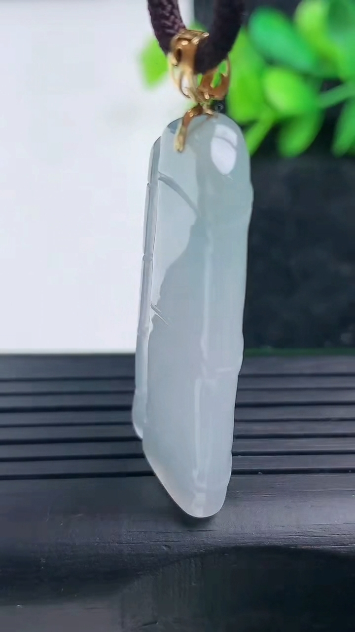 天然A货翡翠种白冰节节高升 竹节吊坠尺寸40.7-15.6-5.9重量:8.13g
3月16日