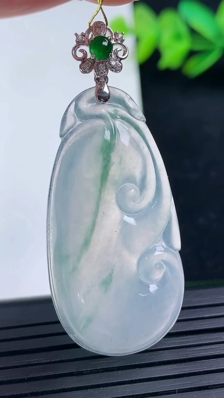 天然A货翡翠种飘花如意吊坠尺寸41-20.3-5重量:8.38g
3月16日