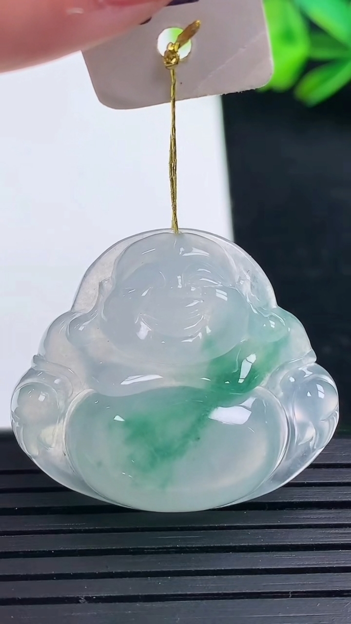 天然A货翡翠种飘花佛公吊坠尺寸27.8-32.2-5.5重量:9.30g
3月16日