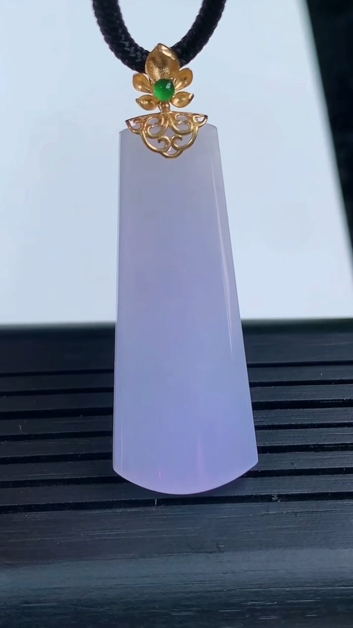 天然A货翡翠种紫罗兰无事牌吊坠，尺寸34.5-14-4.5，重量:4.20g
3月16日