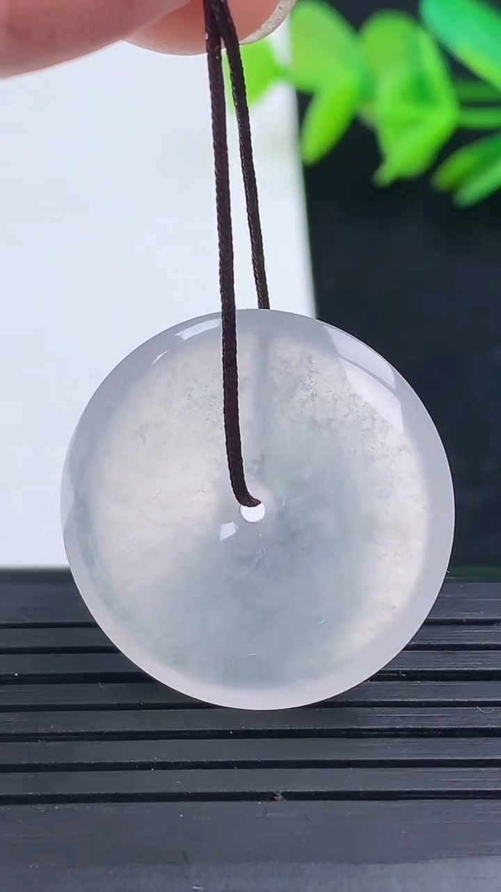 天然A货翡翠种白冰平安扣吊坠尺寸26.3-5.4重量:7.98g
3月16日