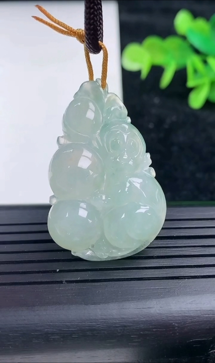 天然A货翡翠飘花生肖猴吊坠，尺寸37.5-25.5-7，重量:9.96g
3月16日