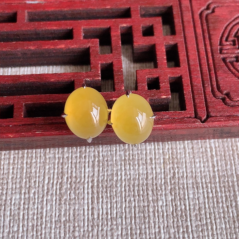 天然A货翡翠18K金镶嵌黄翡蛋面耳钉 
尺寸8.2-6.8mm 重量2.68g 0315
