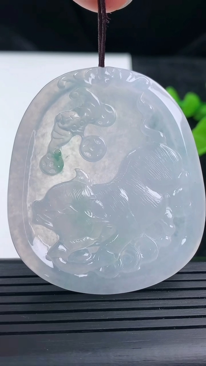 天然A货翡翠飘花生肖猪吊坠尺寸54.3-46.9-5.3重量:26.50g
3月16日