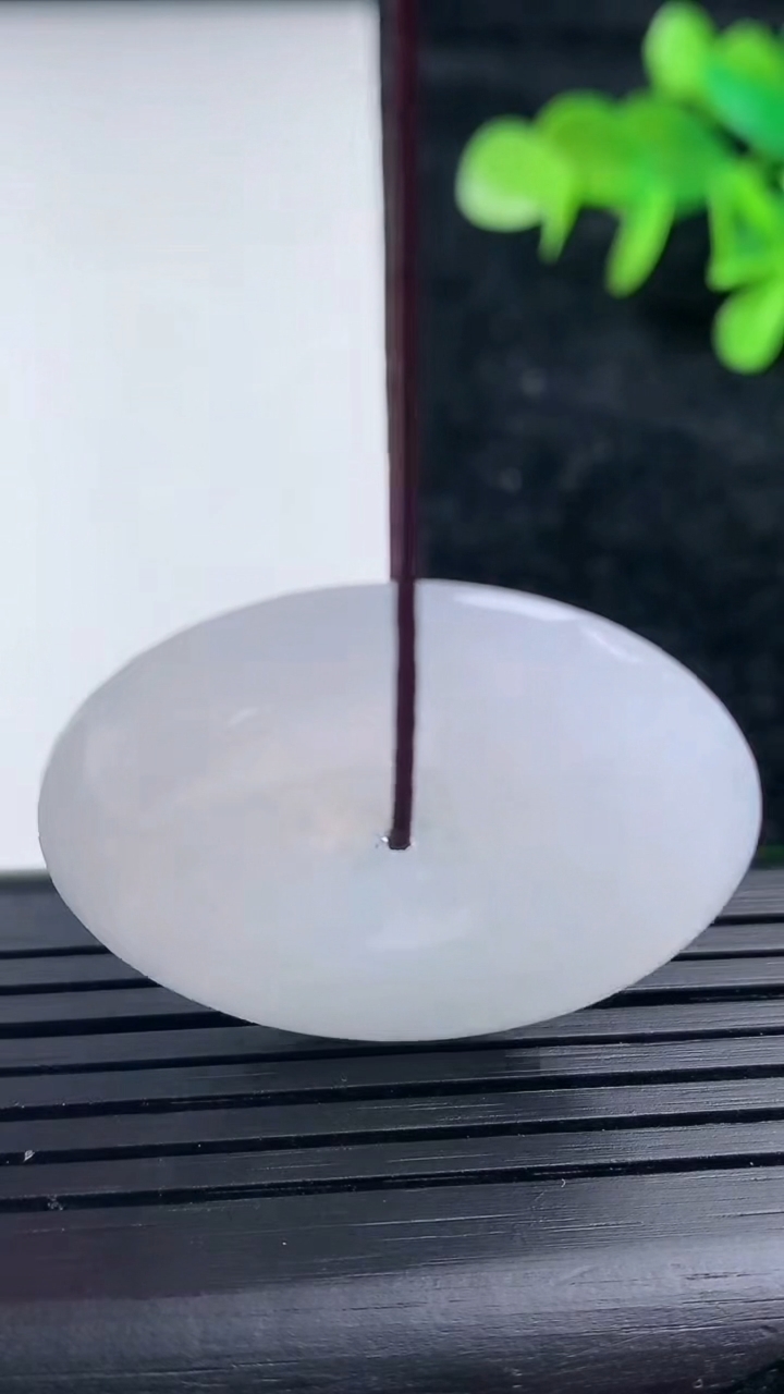 天然A货翡翠平安扣吊坠，尺寸33.5-5.2，重量:13.39g
3月16日