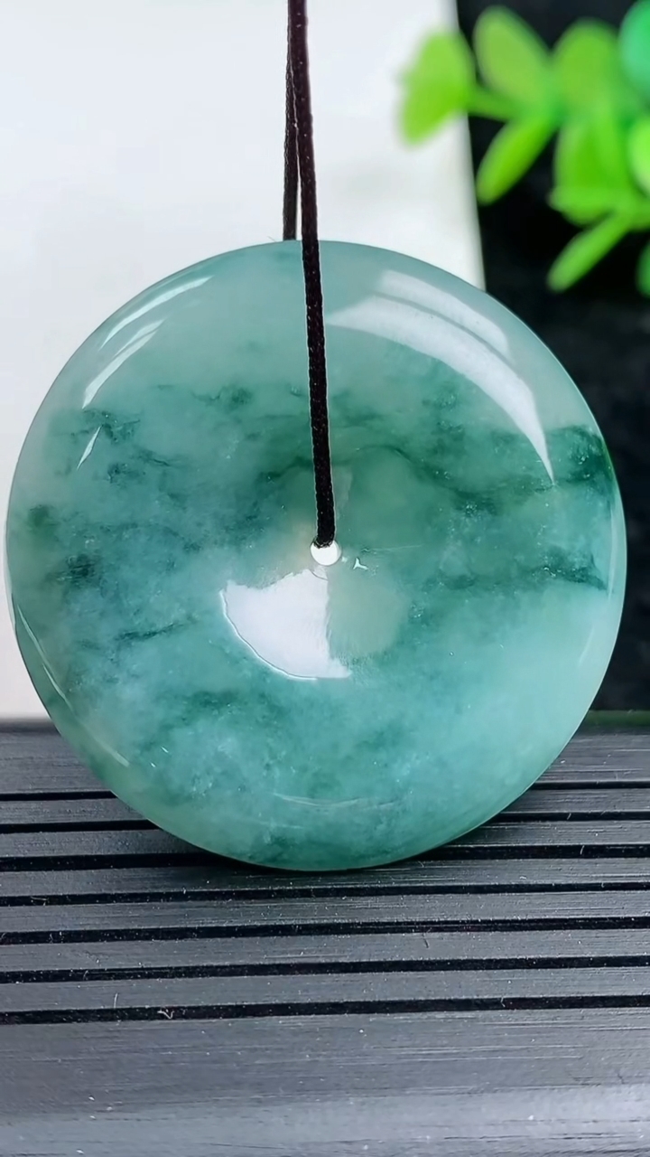 天然A货翡翠飘花平安扣吊坠，尺寸36-7，重量：19.62g
3月16日