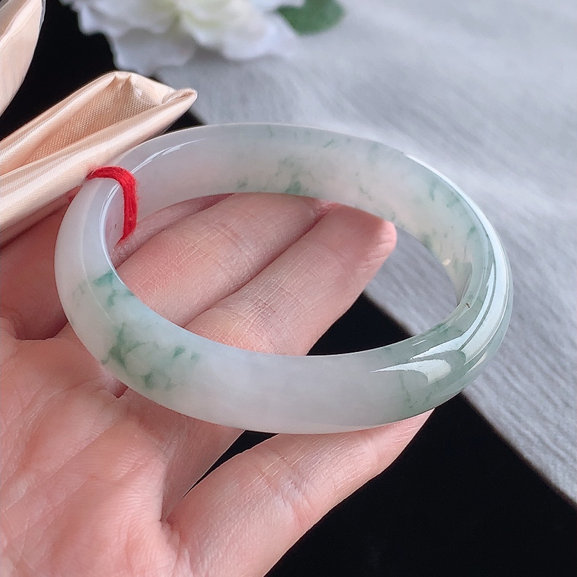 天然A货翡翠飘花贵妃手镯54-55圈口 
尺寸54-47.5-12.6-7.3mm 0315