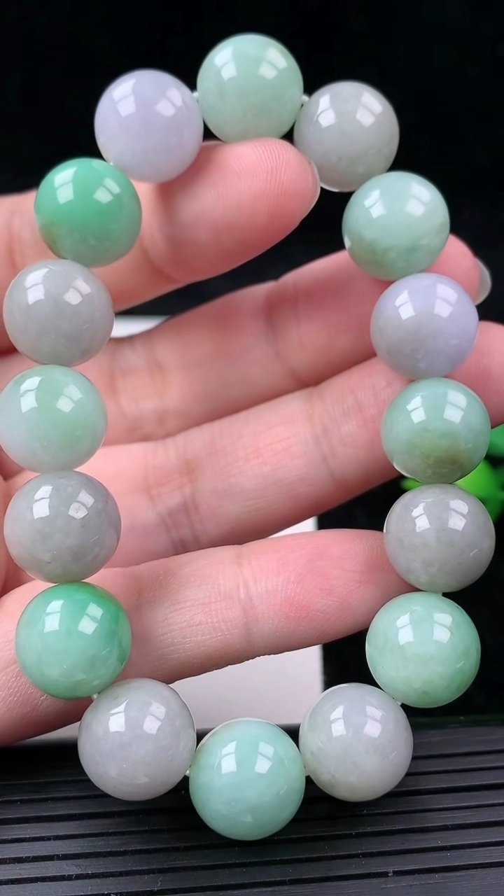 天然A货翡翠三彩圆珠手串，尺寸13，重量:59.11g3月16日
工厂直销收藏佳品,种好水足，色泽均匀，有种有色，上手高大气！