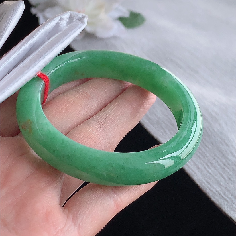 天然A货翡翠满绿正装正圈手镯52-53小圈口  
尺寸52.8-11.3-8.3mm 0315