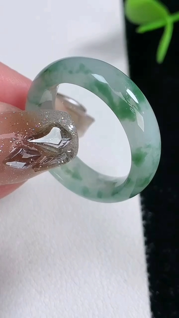 天然A货翡翠冰种飘花玉指环戒指，尺寸20.2-7-4，重量:5.46g2026年3月16日
工厂直销