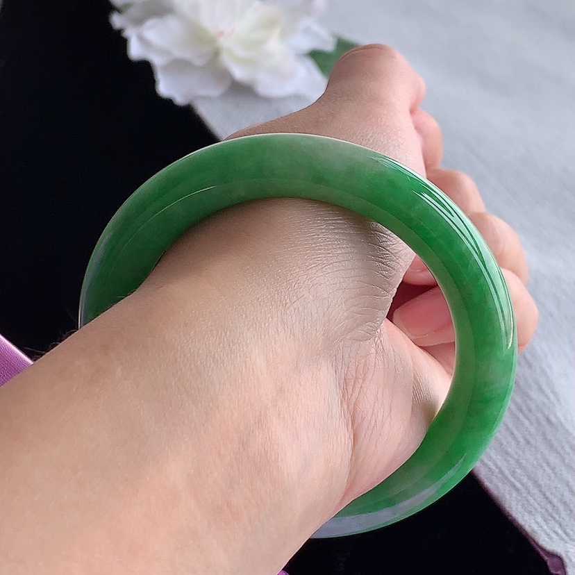 天然A货翡翠满绿圆条手镯55-56圈口  
尺寸55.3-10.2mm 0315