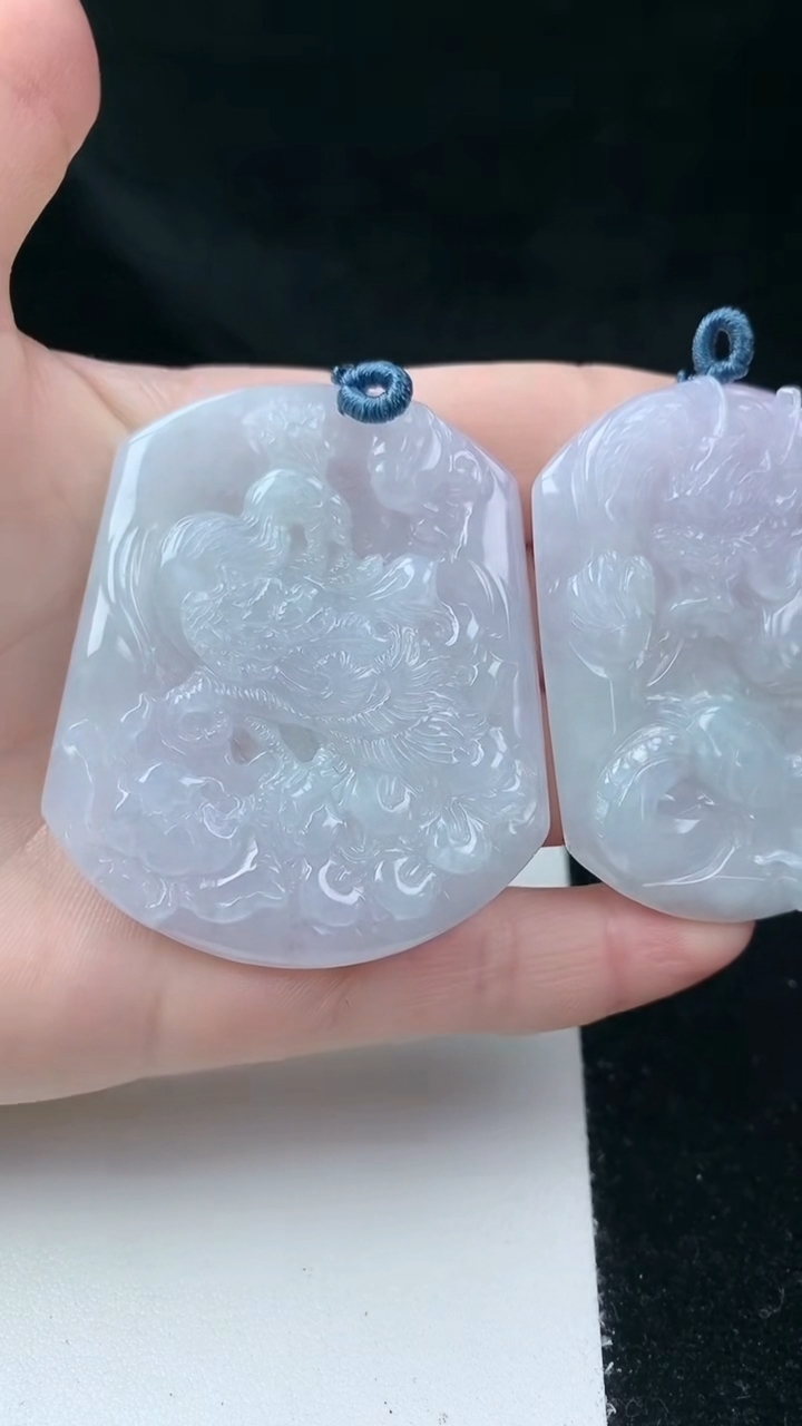 天然A货翡翠龙凤呈祥吊坠，尺寸50-44-5.2，重量:52.51g
3月16日