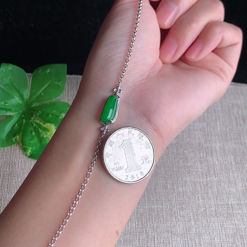 天然A货翡翠18K金镶嵌阳绿随形手链 
尺寸13.3-5.3-4.7mm 重量2.70g 0308