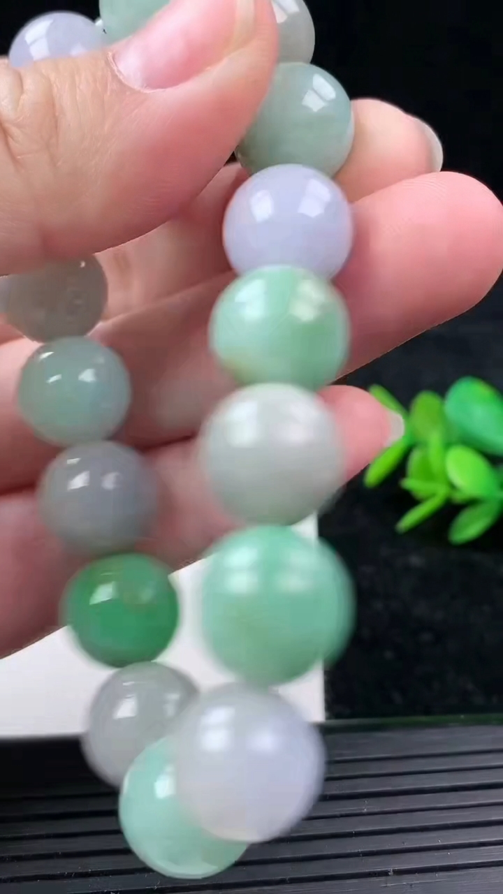 天然A货翡翠三彩圆珠手串，尺寸13，重量:59.11g3月16日
工厂直销收藏佳品,种好水足，色泽均匀，有种有色，上手高大气！