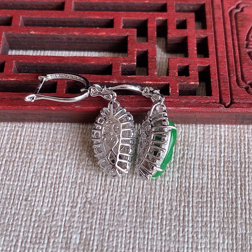 天然A货翡翠18K金伴钻镶嵌阳绿叶子金枝玉叶耳坠 
尺寸11.3-6-6.3mm 重量4.06g 0315