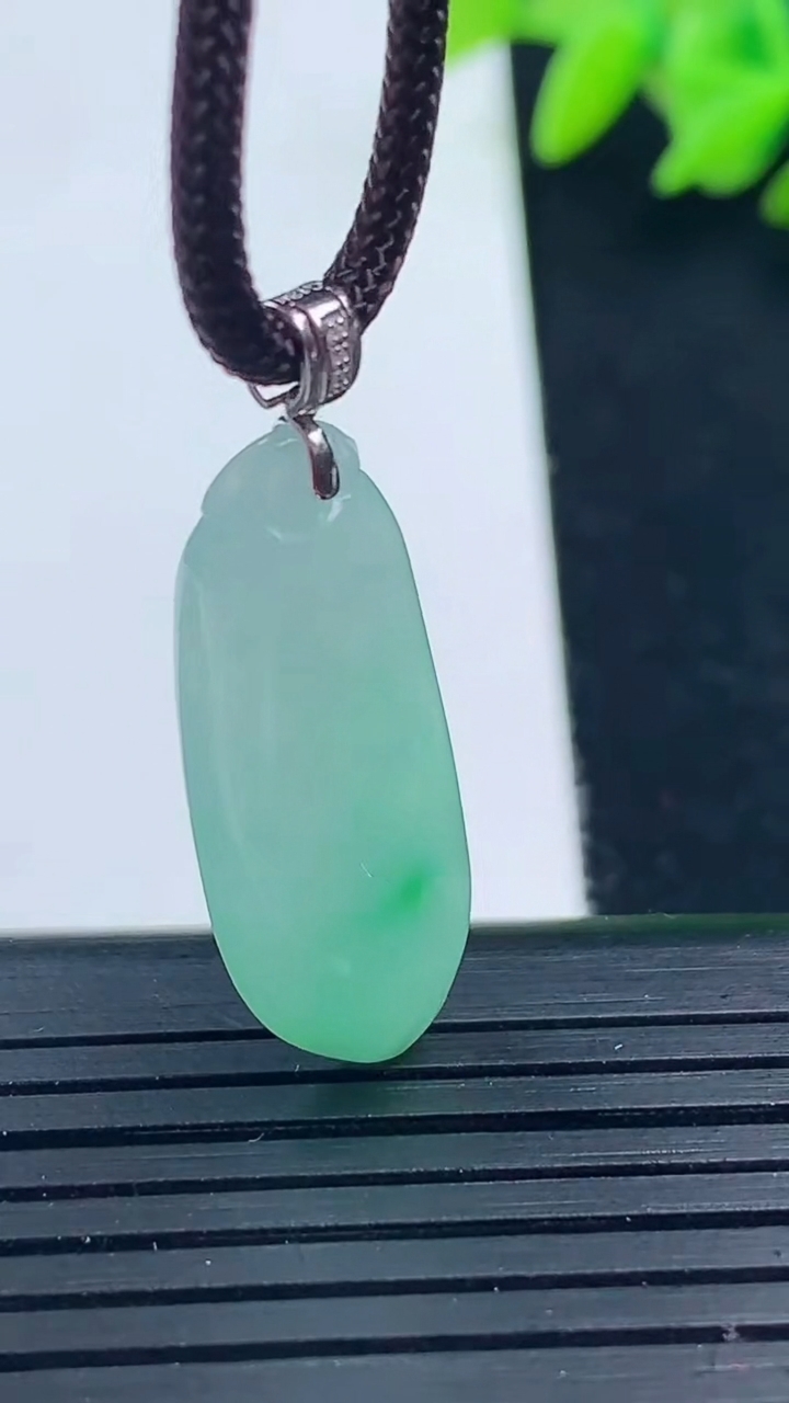 天然A货翡翠福瓜吊坠尺寸27-11.1-6.9重量:3.77g
3月16日