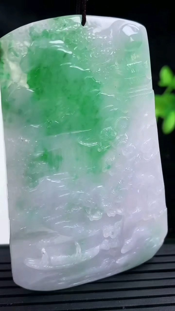 天然A货翡翠山水牌吊坠，尺寸68-44-5，重量:33.07g
3月16日